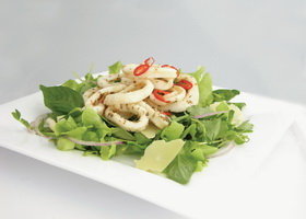 Диетический салат с кальмарами Диетический салат с кальмарами