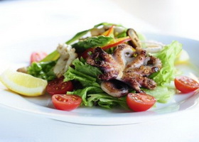 Салат из морепродуктов и овощей Салат из морепродуктов и овощей