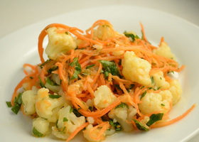 Салат из цветной капусты, моркови и брокколи Салат из цветной капусты, моркови и брокколи