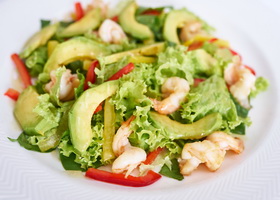 Салат с креветками и авокадо Салат с креветками и авокадо