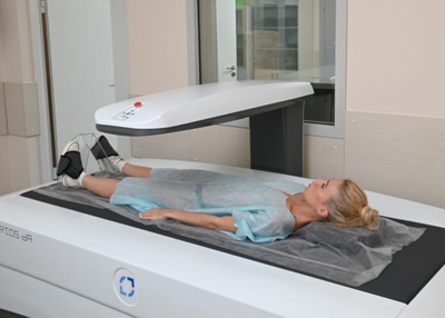 Источник излучения находится под столом, а датчик – над телом Источник излучения находится под столом, а датчик – над телом